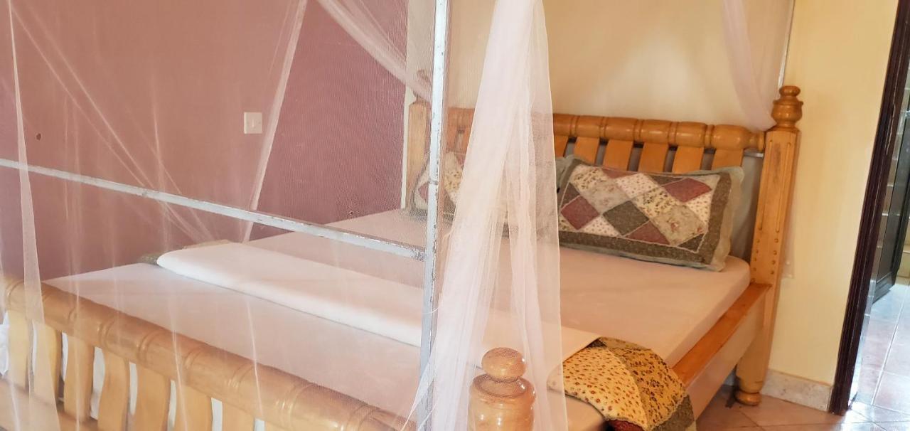 La Feve Beach Bed And Breakfast Entebbe Buitenkant foto
