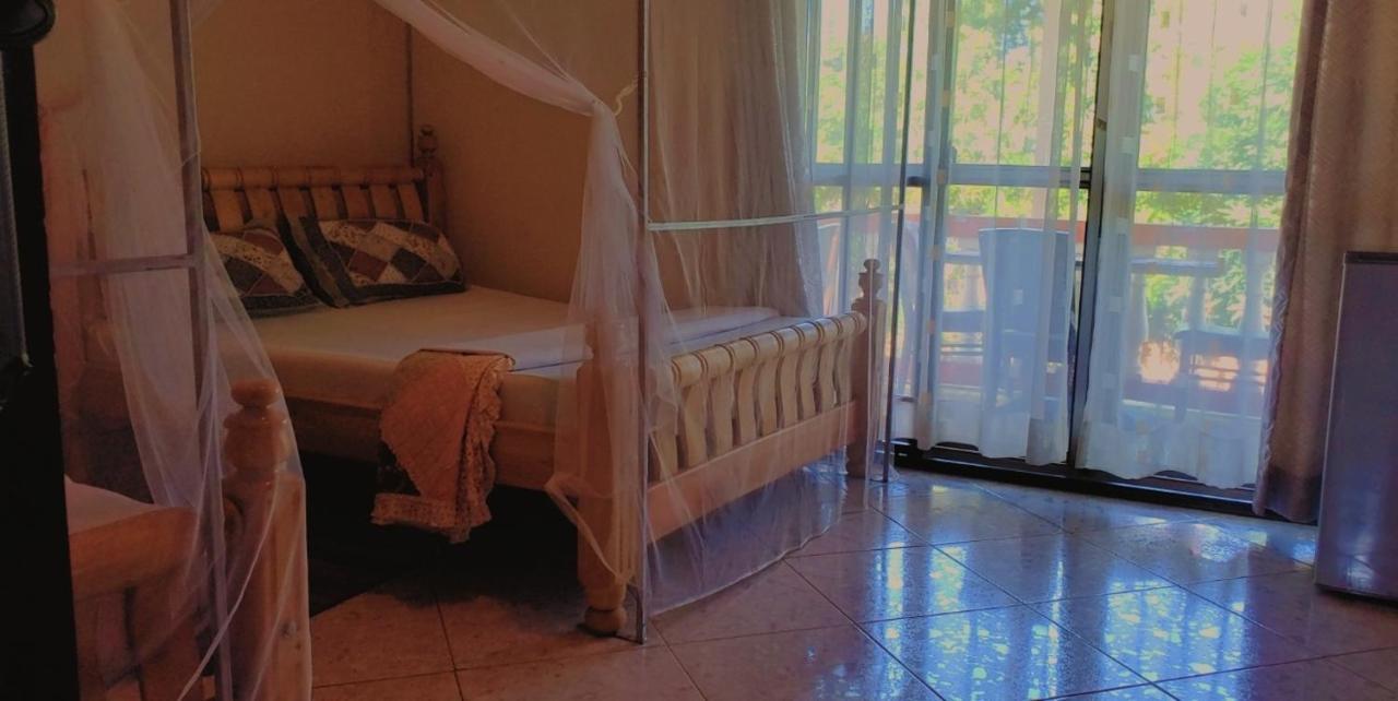 La Feve Beach Bed And Breakfast Entebbe Buitenkant foto
