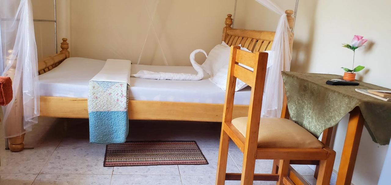 La Feve Beach Bed And Breakfast Entebbe Buitenkant foto