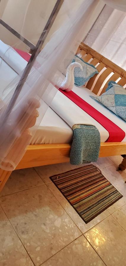 La Feve Beach Bed And Breakfast Entebbe Buitenkant foto