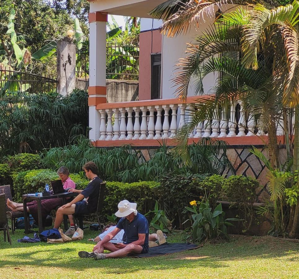 La Feve Beach Bed And Breakfast Entebbe Buitenkant foto